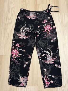 Natori satin Black Floral Women's Pajama pants Sz M insects in garden